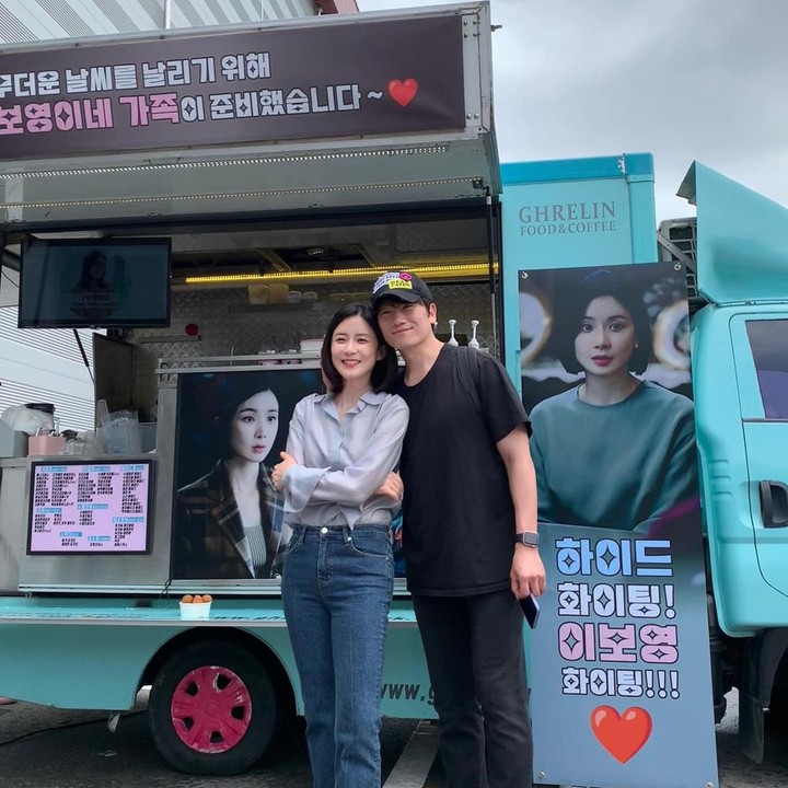 <p>Keduanya juga saling mendukung karier yang dijalani masing-masing. Salah satu sikap manis Ji Sung yakni mengirim<em> food truck</em> untuk sang istri yang sedang melakukan syuting.(Foto: Instagram @lee.b0.young)<br /><br /><br /></p>