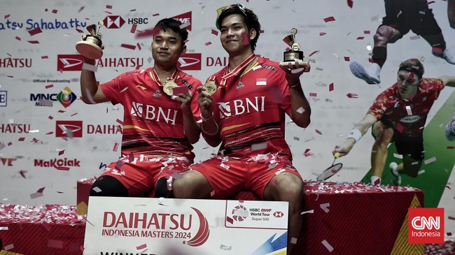 Leo Rolly Carnando/Daniel Marthin tampil sebagai juara ganda putra Indonesia Masters 2024. (CNNIndonesia/Andry Novelino)