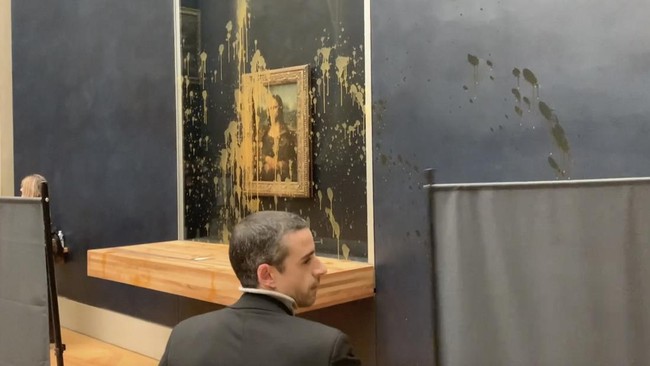 FOTO: Lukisan Mona Lisa Dilempar Sup oleh Aktivis Lingkungan
