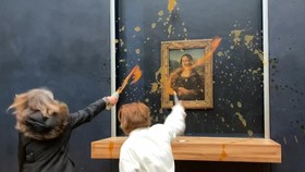 FOTO: Lukisan Mona Lisa Dilempar Sup oleh Aktivis Lingkungan
