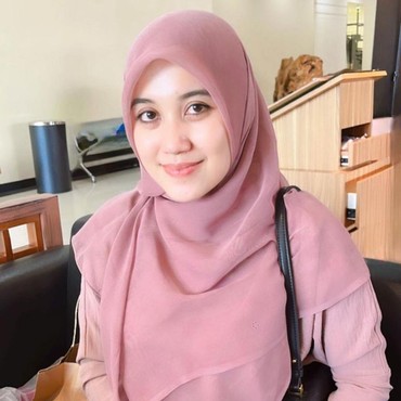 Dinikahi di Usia Muda, 7 Potret Ulfa Kini Sudah Punya 4 Anak dengan Syekh Puji