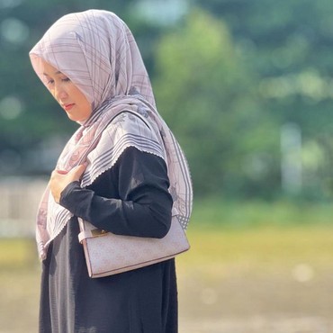Jadi Ibu Empat Anak, 7 Potret Terbaru Lutfiana Ulfa Istri Muda Syekh Puji Bikin Pangling