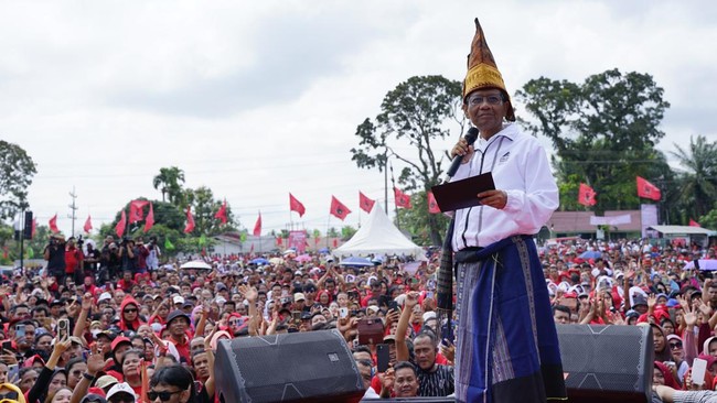 Calon wakil presiden nomor urut 3, Mahfud MD berjanji akan membebaskan utang macet para petani dan nelayan jika terpilih.