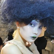 Pat McGrath Beber Tutorial Makeup Porcelain Glass Skin yang Viral, Pakai Masker Drug Store?