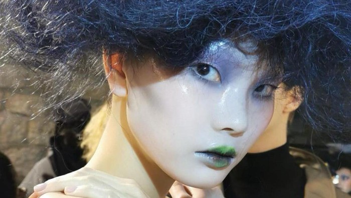 Pat McGrath Beber Tutorial Makeup Porcelain Glass Skin yang Viral, Pakai Masker Drug Store?