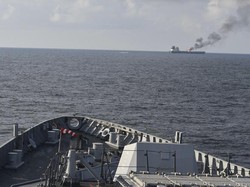 Houthi Tembakkan Rudal ke Kapal Kargo Israel-Kapal Perang AS