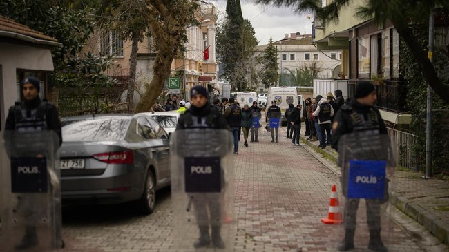 Kepolisian Turki menembak mati seorang pria dan perempuan yang menyerang pos pemeriksaan keamanan di luar sebuah gedung pengadilan di Istanbul, Selasa (6/2).