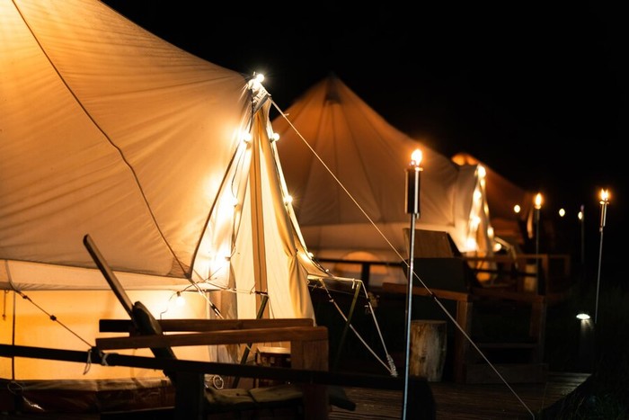 Tips Camping Bareng Teman saat Musim Hujan, Tetap Safety!