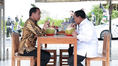 Prabowo Janji Terbangkan Ekonomi RI 8 Persen Pakai Fondasi Jokowi Calon presiden nomor urut 2 Prabowo Subianto menargetkan pertumbuhan ekonomi mencapai minimal 8 persen jika ia terpilih dalam Pilpres 2024.