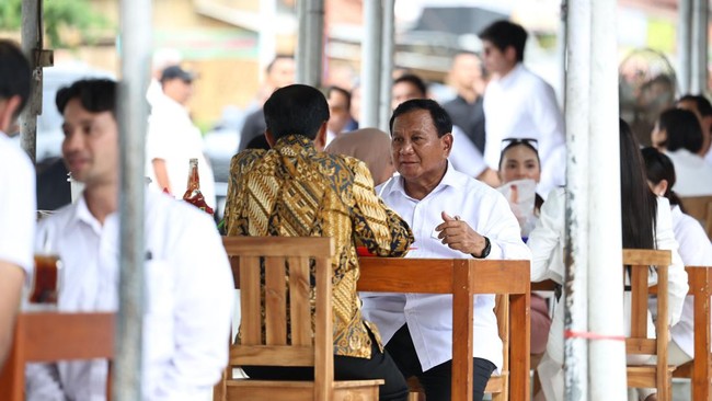 Presiden RI Joko Widodo mengajak Menteri Pertahanan Prabowo Subianto berswafoto usai menyantap bakso bersama di Magelang, Jawa Tengah.