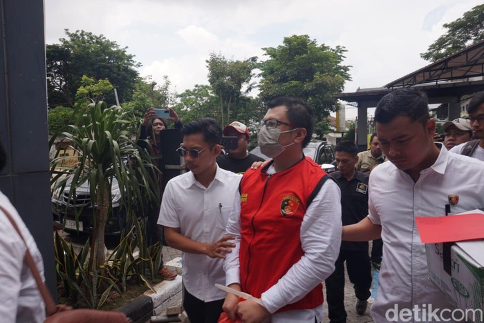 Penyidik Satreskrim Polrestabes Surabaya menyerahkan tersangka Ronald Tannur dan barang bukti terkasus dugaan pembunuhan ke Kejari Surabaya, Senin (29/1/2024).