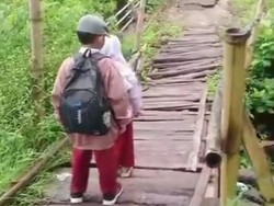 Viral Dua Bocah SD Nekat Seberangi Jembatan Rusak di Cianjur