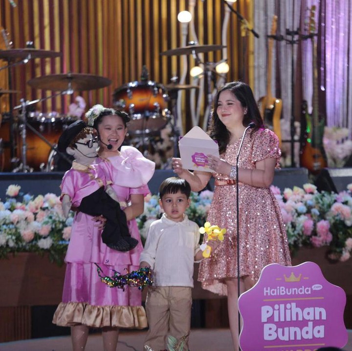 <p>"Wah kreatif ya, dia berkreasi lho Bunda," ujar Tasya Kamila kala melihat sang putra mengambil <em>confetti</em> dan menempelkannya pada kipas yang dibawanya. Gemas banget ya, Bunda. (Foto: Agung Pambudhy/detikcom)</p>