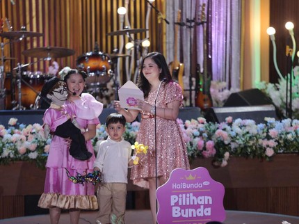 5 Potret Gemas Arrasya Putra Tasya Kamila Bawa Kipas di Panggung Pilihan Bunda Awards 2023