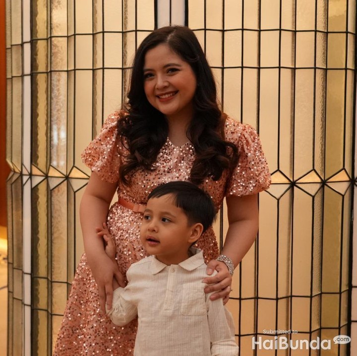 <p>Artis cantik Tasya Kamila turut hadir dalam acara Pilihan Bunda Awards 2023, Bunda. Tak sendirian, Tasya hadir bersama sang putra, Arrasya. (Foto: Tim HaiBunda)</p>