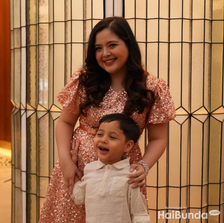 <p>Tasya terlihat cantik mengenakan gaun blink-blink berwarna <em>peach</em>. Sementara itu, Arrasya tampil gagah mengenakan kemeja dengan warna krem. (Foto: Tim HaiBunda)</p>