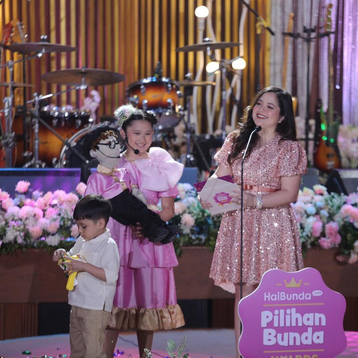 <p>Selama di panggung, tingkah laku Arrasya cukup menarik perhatian para Bunda yang hadir, lho. Arrasya membawa kipas kecil berwarna kuning dan berkreasi dengan properti yang tersedia di atas panggung. Seperti yang diketahui, sejak kecil, Arrasya dikenal sebagai anak yang gemar mengoleksi kipas, Bunda. (Foto: Agung Pambudhy/detikcom)</p>
