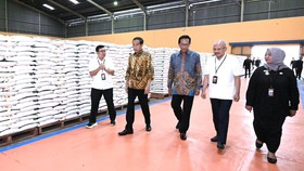 Jokowi Pastikan Bansos Beras 10 Kg per Bulan Disalurkan Hingga Juni