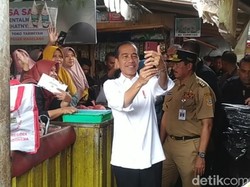 Jokowi Pantau Harga Sembako Sambil Bagi-bagi Bansos di Magelang