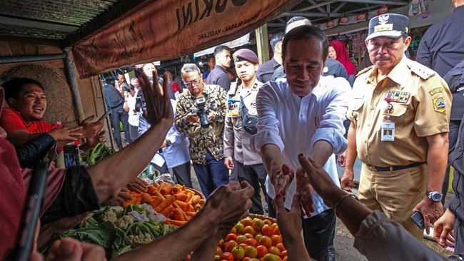 Jokowi mengklaim harga pangan di pasar Sulbar lebih stabil dibandingkan Jawa usai Lebaran.