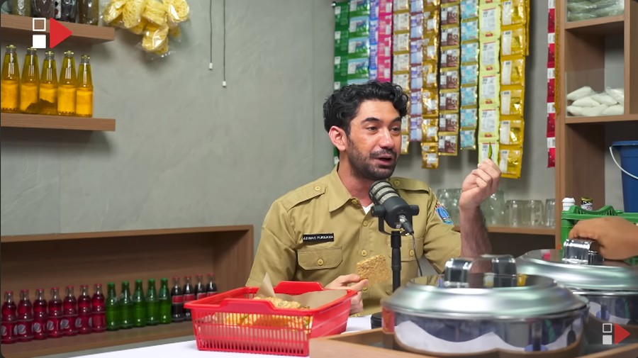 Reza Rahadian Reza Rahadian makan gorengan lebih pilih makan cabe duluan