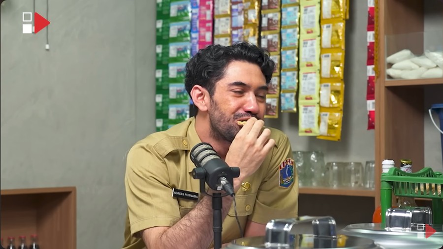 Reza Rahadian Reza Rahadian makan gorengan lebih pilih makan cabe duluan