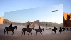 FOTO: Maraya, Cermin Raksasa di Hamparan Gurun Pasir Saudi Arabia