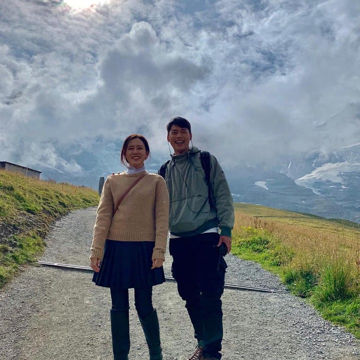 <p>Manis, ya? Kita doakan semoga couple ini hidup bahagia dan pernikahannya langgenga, ya. (Foto: Instagram @vast.ent)</p>
