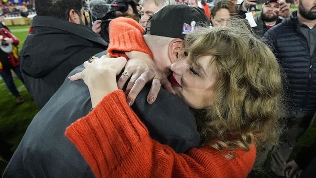 Travis Kelce dan Taylor Swift disebut saling jatuh cinta satu sama lain dan menikmati momen-momen ini bersama.