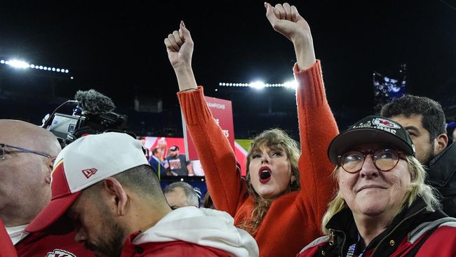 Warganet dibuat heboh oleh lipstik merah Taylor Swift. Rona merah lipstik itu tak luntur bahkan setelah pelantun "Blank Space" itu berciuman dengan kekasihnya.