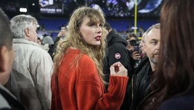 Taylor Swift Nonton Super Bowl 2024, Dukung Travis Kelce Tanding