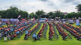 Prabowo Bagi-bagi Becak Listrik ke Warga Pamekasan