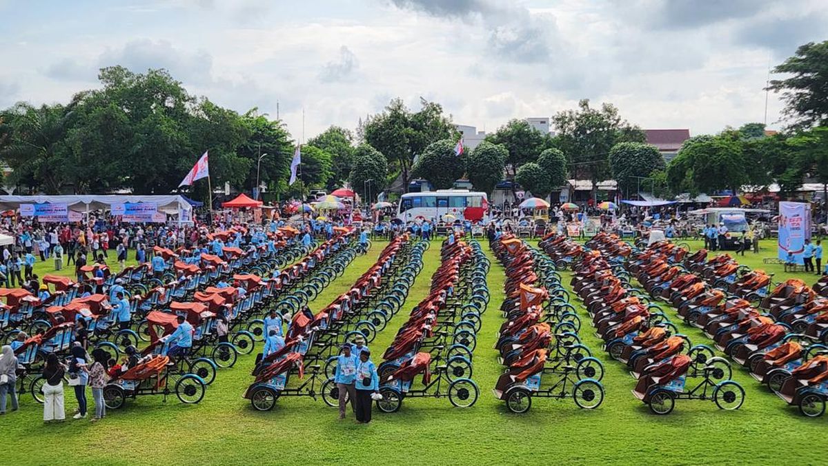 Prabowo Bagi-bagi Becak Listrik ke Warga Pamekasan