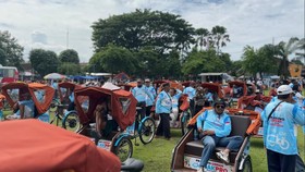 TKN Prabowo-Gibran Bagi-bagi 300 Becak Listrik di Madiun