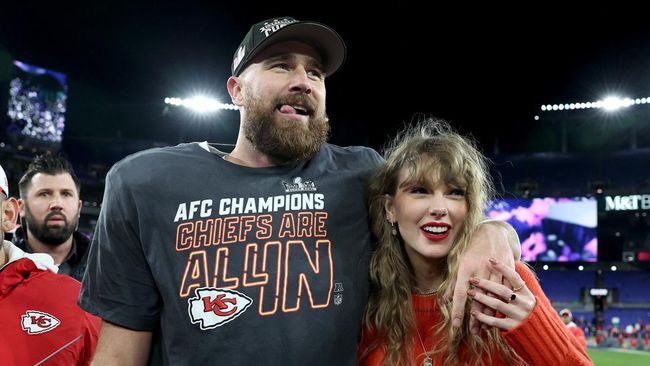 Taylor Swift ucapan selamat dan sebuah ciuman untuk Travis Kelce usai atlet itu memecahkan rekor dan memastikan diri masuk ke laga Super Bowl.