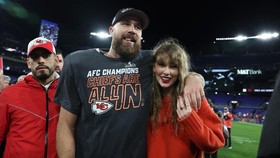 Travis Kelce Bangga dengan Taylor Swift Usai Bawa Pulang Piala Grammy