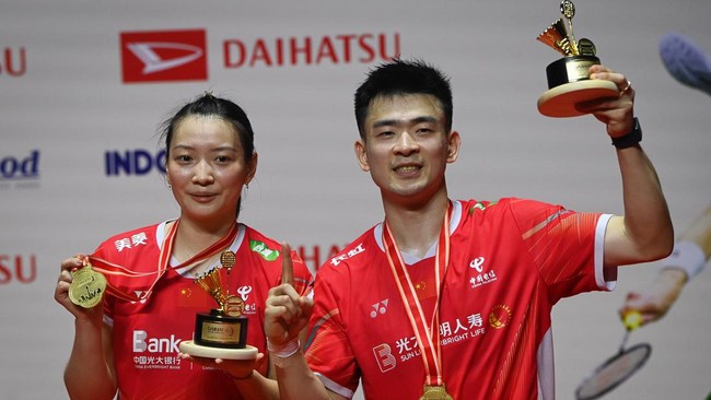 Pemain ganda campuran China Zheng Si Wei alami nasib apes lantaran trofi juara Indonesia Masters 2024 miliknya hancur karena terjatuh di depan Istora Senayan.