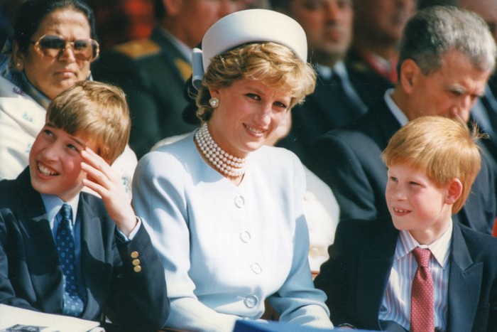 Le prince William, la princesse Diana et le prince Harry assistant aux cérémonies du 50ème anniversaire de la fin de la Seconde guerre mondiale à Hyde Park, à Londres, Royaume-Uni le 7 mai 1995. (Photo by Laurent SOLA/Gamma-Rapho via Getty Images) Le prince William, la princesse Diana et le prince Harry assistant aux cérémonies du 50ème anniversaire de la fin de la Seconde guerre mondiale à Hyde Park, à Londres, Royaume-Uni le 7 mai 1995. (Photo by Laurent SOLA/Gamma-Rapho via Getty Images)