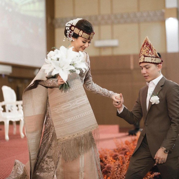 <p>Anggi Marito dan Kenji Ganessha resmi menjadi pasangan suami istri pada 18 November 2023. Namun belum lama ini, keduanya melangsungkan resepsi pernikahan dengan adat Batak, nih. (Foto: Instagram @anggimarito)<br /><br /><br /></p>