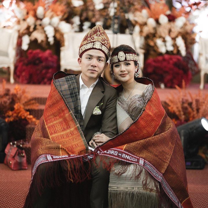 <p>Momen-momen tersebut dibagikan Anggi melalui akun Instagram pribadi. Pelantun Tak Segampang Itu tersebut tampil menawan dengan pakaian adat yang dikenakan. (Foto: Instagram @anggimarito)<br /><br /><br /></p>