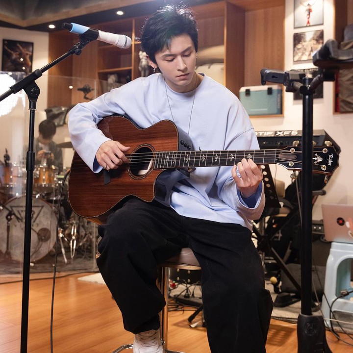 <p>Selain membintangi film dan serial TV, Zhang Zhehan juga aktif mengikuti <em>variety show.</em> Selain itu, Zhang Zhehan melebarkan sayap sebagai penyanyi dan telah meluncurkan berbagai lagu sejak 2019. (Foto: Instagram @zhangzhehan_super3)</p>