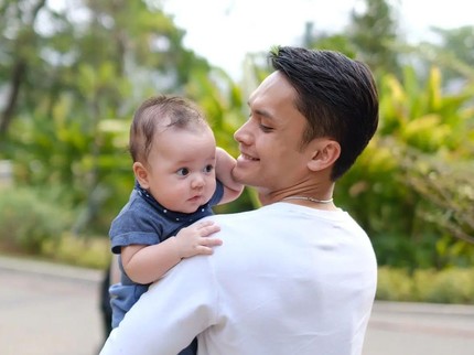 7 Potret Bayi Laki-laki Anak Artis yang Punya Nama Keren, Bisa Jadi Inspirasi Bun