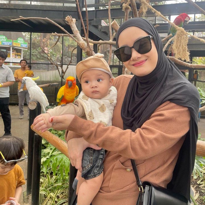 <p>Dinda Hauw melahirkan anak kedua yang bernama Arashkaba Muhammad Mbayang pada 2 Maret 2023. Nama bayi laki-laki ini pun penuh makna, Bunda. "Arash artinya cerdas, jujur. Arash juga kedudukan tertinggi. Panggilannya Kaba. Kaba itu bahasa Melayu artinya kabar," tutur Rey Mbayang dikutip kanal YouTube-nya. (Foto: Instagram: @dindahw)</p>