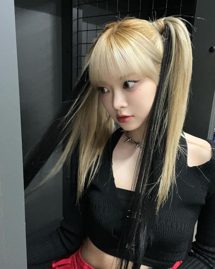 Eunchae menampilkan gaya rambut split-dye dengan warna pirang muda dan lapisan hitam di bawahnya. Eunchae menambah daya tarik dengan mengikat rambut di kedua sisi yang membuatnya terlihat imut./ Foto: Instagram/hhh.e.c.v