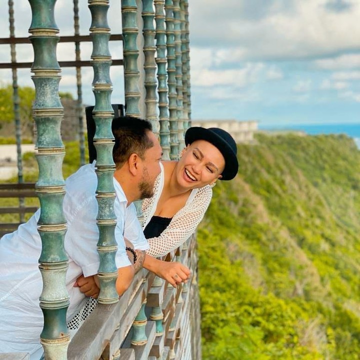 <p>Franky dan Feby juga telah melalui momen berat ketika Feby menjalani pengobatan kanker. "Kita pernah melewatinya dan kita semakin kuat di dalam anugerahNya. <em>Happy wedding anniversary</em> kesayanganku @febyfebiola_ dan lagi lagi kita berdua lupa bahwa hari ini <em>anniversary</em> kita hahahahaha," ucap Franky. (Foto: Instagram @febyfebiola_ @frankysihombingz)</p>