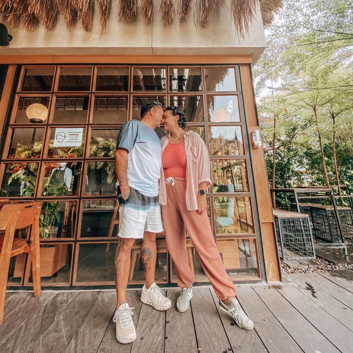 <p>Pernikahan mereka saat ini sudah memasuki usia 6 tahun dan baru saja merayakan <em>wedding anniversary.</em> Meski sudah cukup lama menikah, keduanya masih terlihat mesra bak pasangan baru. (Foto: Instagram @febyfebiola_ @frankysihombingz)</p>
