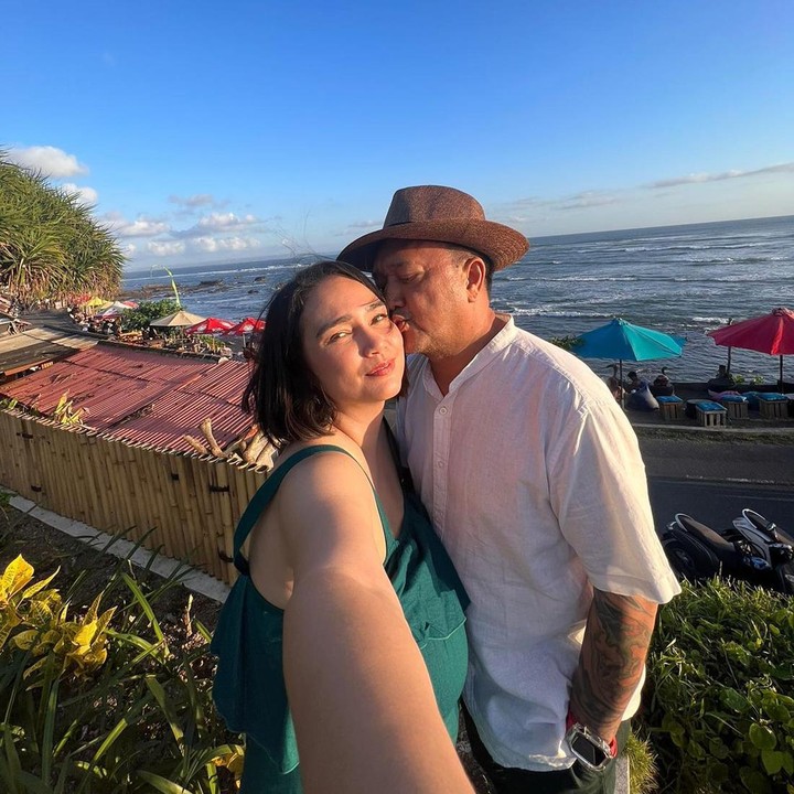 <p>Pasangan ini juga kerap meluangkan waktu di sela-sela kesibukan mereka. Di setiap unggahan foto, mereka selalu menuliskan kalimat romantis di bagian <em>caption.</em> "Berdua kuat dalam kasih itu bonus, sendiri bersama Tuhan <em>fullfiled</em> itu anugerah," tulis Franky. (Foto: Instagram @febyfebiola_ @frankysihombingz)</p>