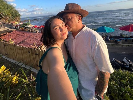 7 Potret Mesra Feby Febiola dan Suami Hidup di Bali, Adem Tanpa Gosip Miring