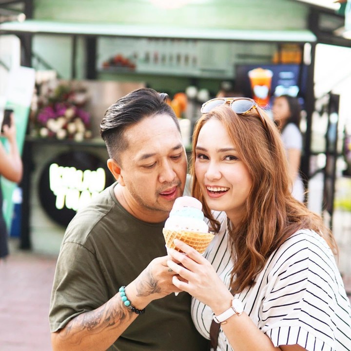 <p>Tengok saja potret Feby dan Franky ketika menikmati satu es krim berdua. Sudah seperti pasangan ABG ya, Bunda? (Foto: Instagram @febyfebiola_ @frankysihombingz)</p>