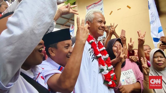 Calon presiden nomor urut 3, Ganjar Pranowo mengaku tidak tahu dengan gerakan salam empat jari yang ramai di media sosial jelang hari pencoblosan Pemilu 2024.